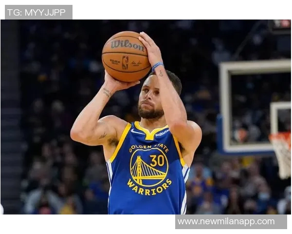 库里第二节神勇表现连中五记三分球展现超强实力引爆全场气氛